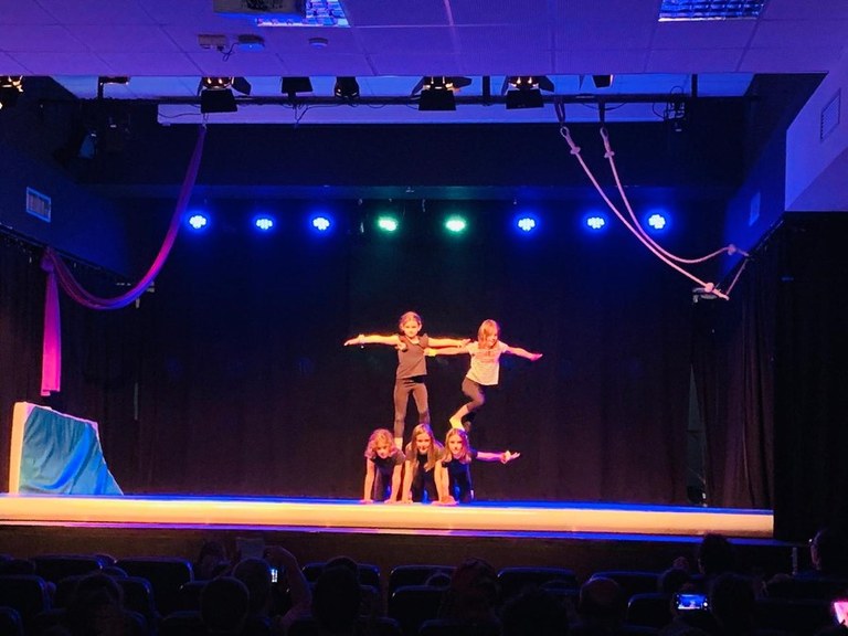 Actuación de la escuela de circo