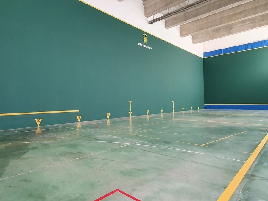 A iniciativa del grupo de trabajo Aisialdia Elkarrekin, a partir de este fin de semana, los sábados hasta marzo el frontón del polideportivo se convertirá en zona de juegos