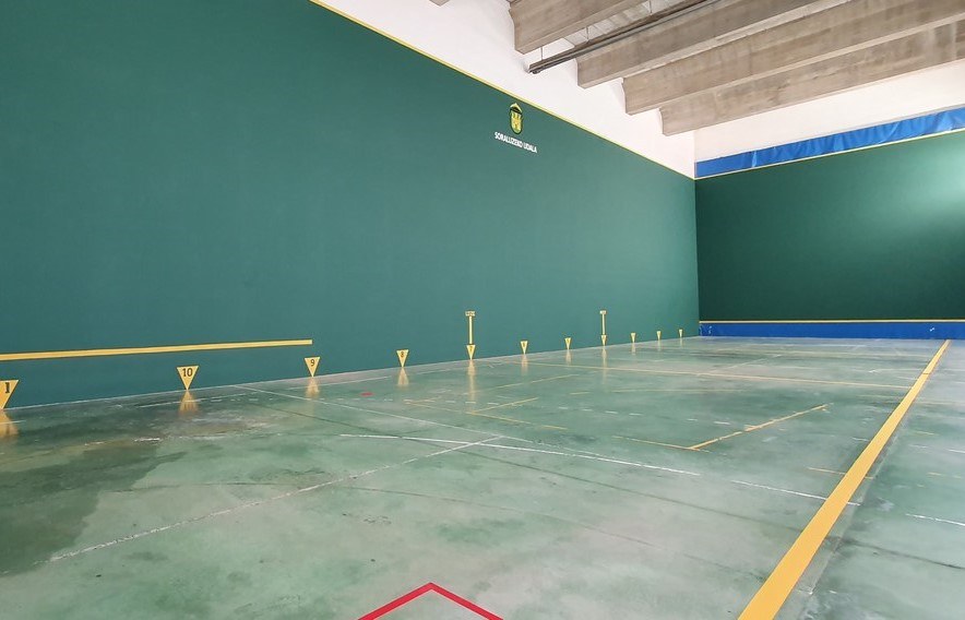 A iniciativa del grupo de trabajo Aisialdia Elkarrekin, a partir de este fin de semana, los sábados hasta marzo el frontón del polideportivo se convertirá en zona de juegos