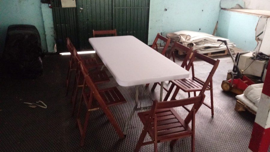 Adquisición de nuevas mesas y sillas