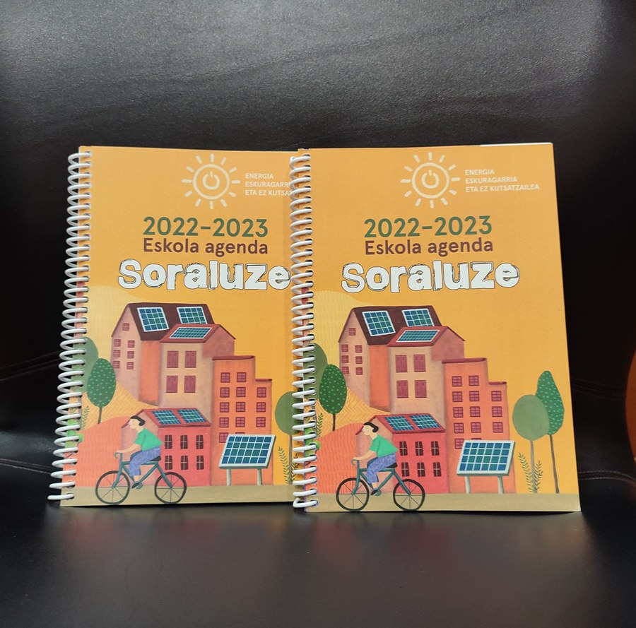 Las y los alumnos de Soraluze reciben la Agenda Escolar 2022-2023 que reparte el Ayuntamiento