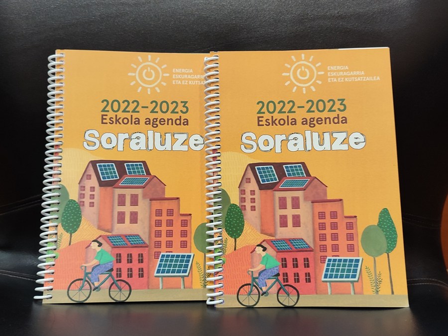 Las y los alumnos de Soraluze reciben la Agenda Escolar 2022-2023 que reparte el Ayuntamiento