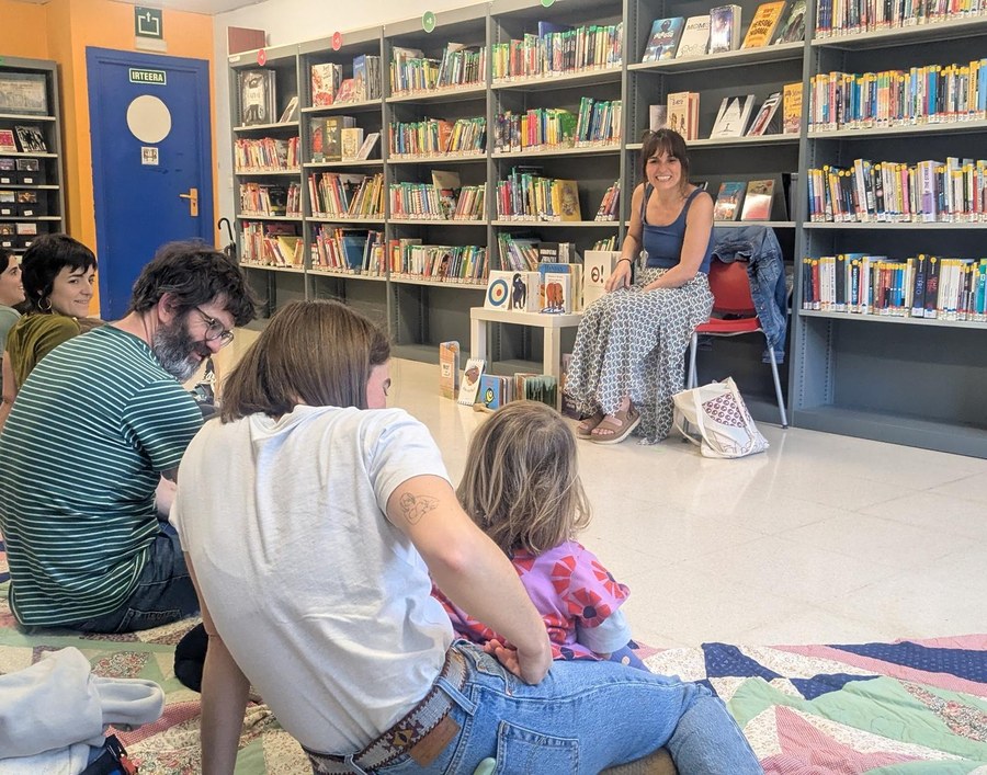 Amaia Egidazu ofrecerá la sesión de cuentacuentos "Ipuin porrusalda" el 7 de octubre, para niños y niñas de a partir de 4 años