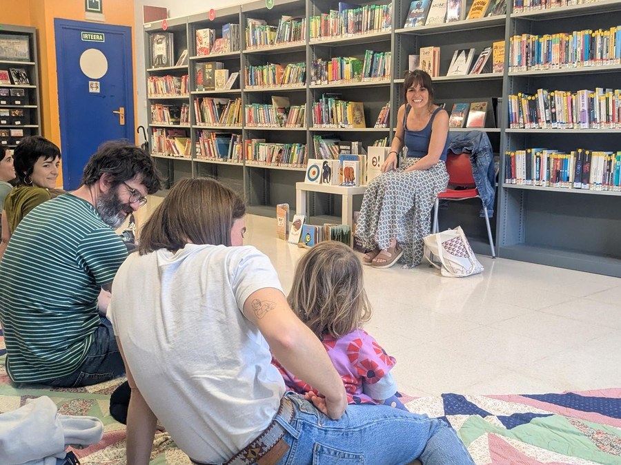 Amaia Egidazu ofrecerá la sesión de cuentacuentos "Ipuin porrusalda" el 7 de octubre, para niños y niñas de a partir de 4 años