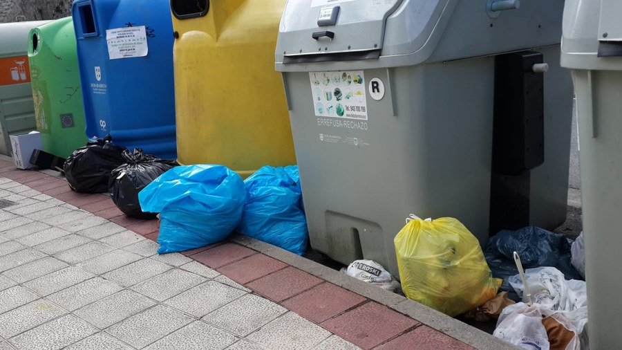 Basura fuera de los contenedores Basura fuera de los contenedores