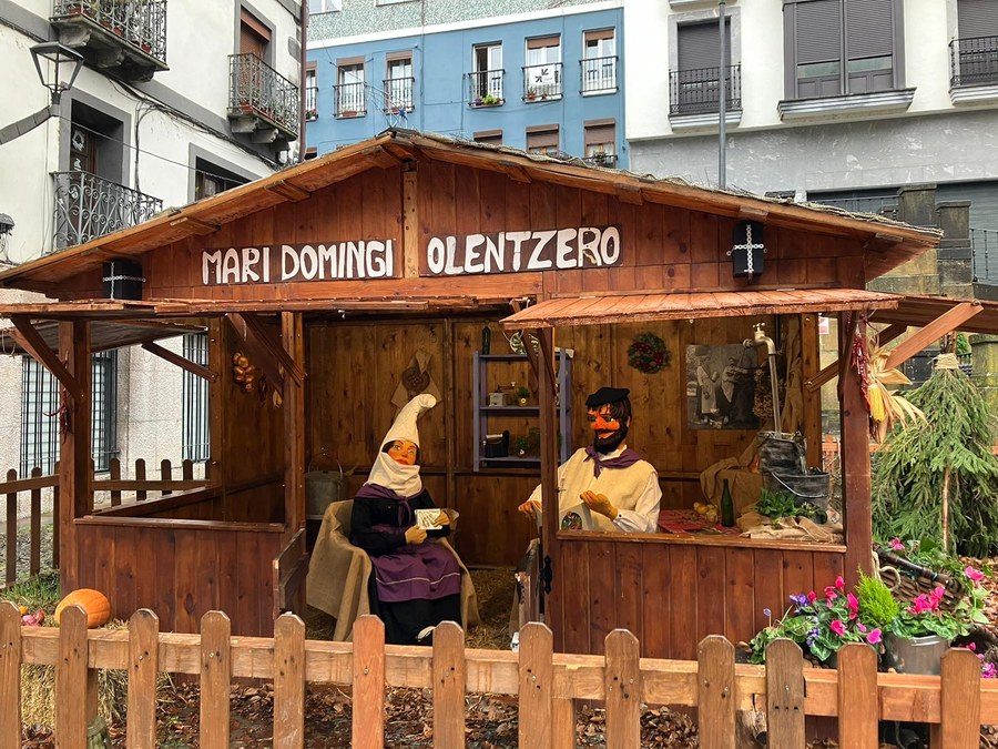 Bienvenida a Mari Domingi y Olentzero