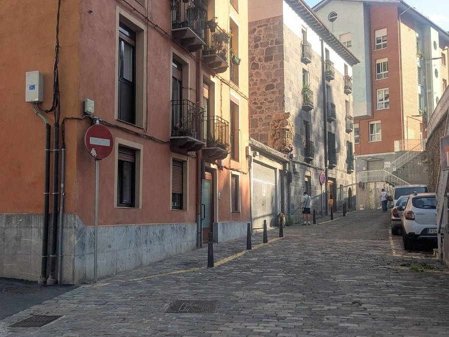 Con motivo de las obras de reposición de los adoquines entre SAPA y Baltegieta 22, a partir del 24 de noviembre no se podrán utilizar garajes de Baltegieta 18 y 24