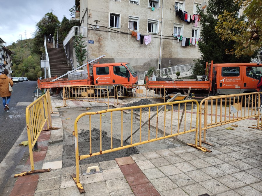 El Ayuntamiento de Soraluze vacía y cubre los últimos contenedores soterrados