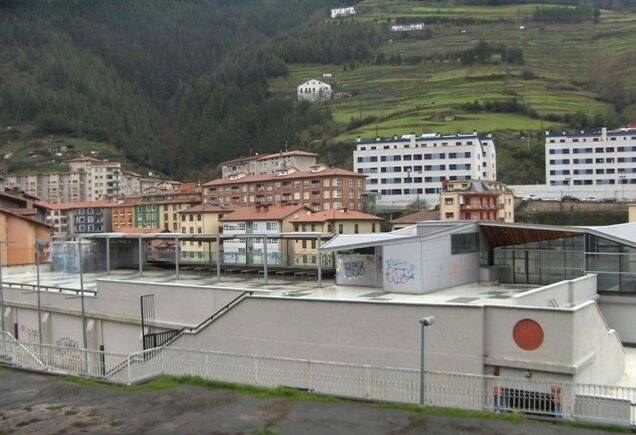 Contrato de la explotación y gestión de los servicios a desarrollar en el edificio del polideportivo de Soraluze. Contrato de la explotación y gestión de los servicios a desarrollar en el edificio del polideportivo de Soraluze.