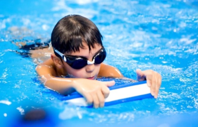 Cursos intensivos de natación para menores