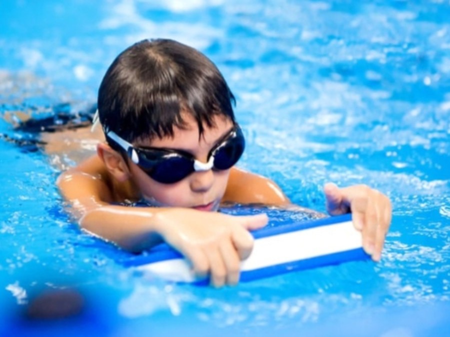 Cursos intensivos de natación para menores