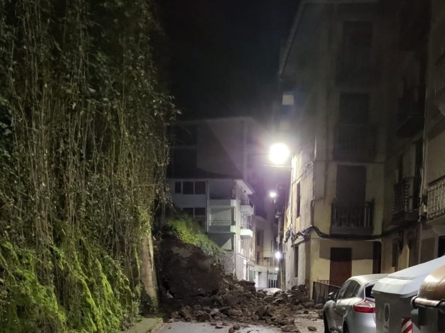 Desprendimiento en la calle Atxuri y los consiguientes cambios en el tráfico.