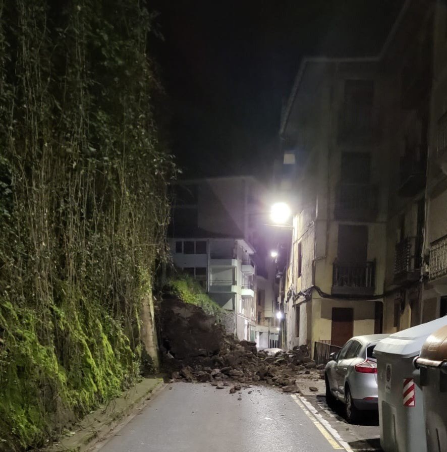 Desprendimiento en la calle Atxuri y los consiguientes cambios en el tráfico.