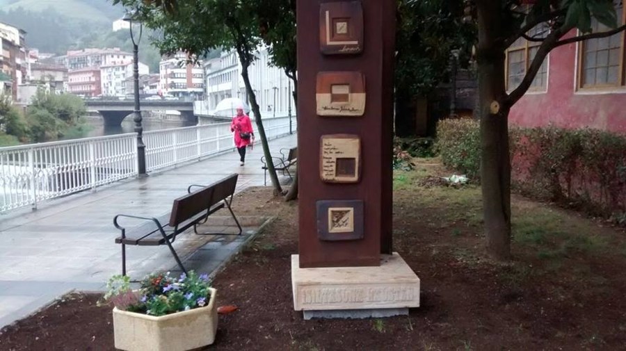 Donación de escultura al pueblo de Soraluze
