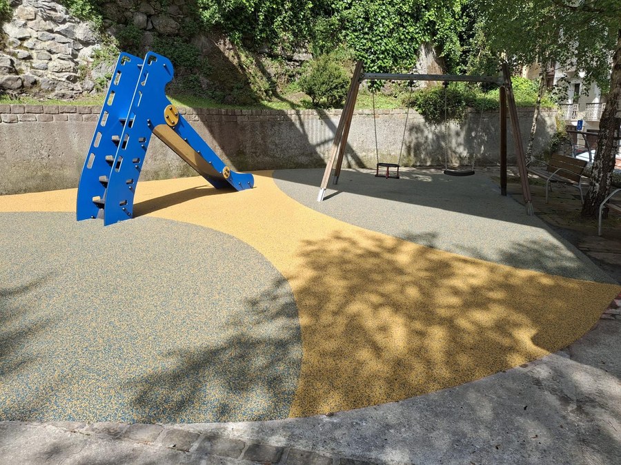 Durante los últimos días se han realizado trabajos de mejora en los parques infantiles de Atxuri y Estaziño