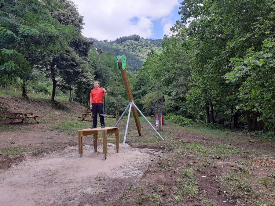 El Ayuntamiento crea un nuevo espacio de ocio con parque infantil y tirolina en Linazibar