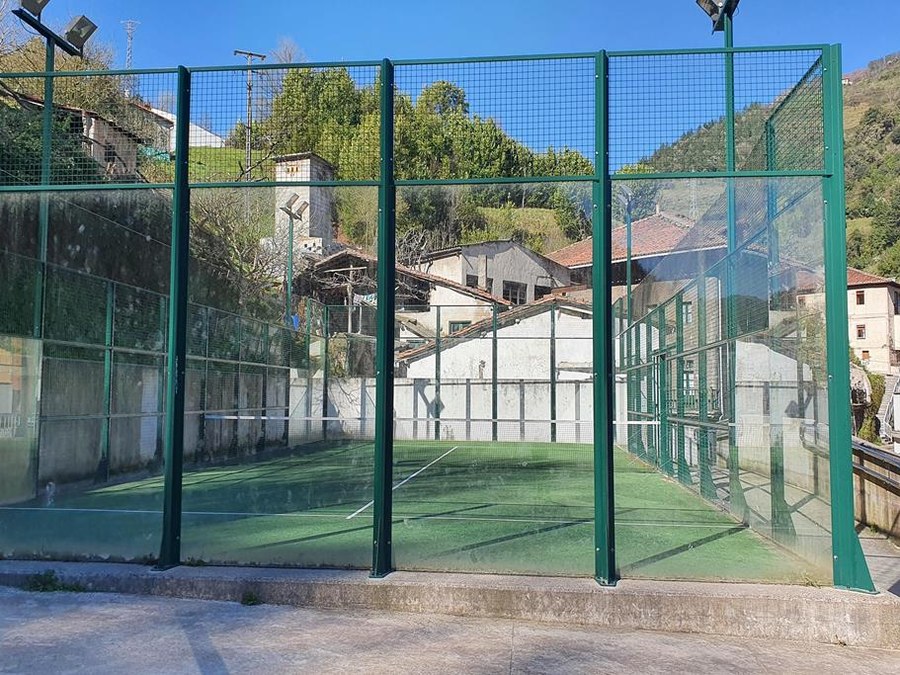 El Ayuntamiento de Soraluze saca a concurso el suministro y montaje de cubierta para pista de padel