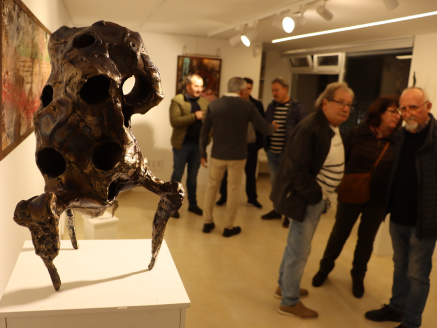 El escultor Corne Nuham expone en la galería Oreka Art hasta el 2 de diciembre; también se puede ver la escultura del pájaro en el exterior de SAPA