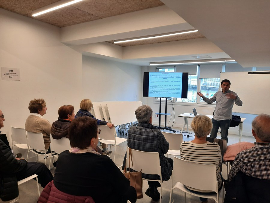 El experto Asier Blas ofreció el pasado miércoles la charla"La decadencia de Occidente y el ascenso del sur global" para los miembros de jendartEKIN