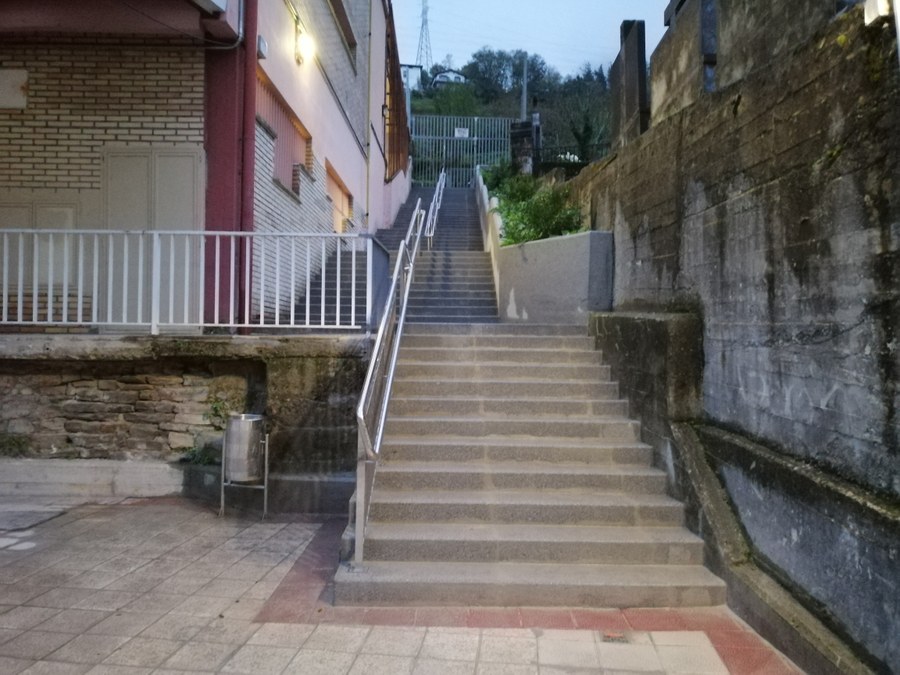 Finalizadas las escaleras del colegio Finalizadas las escaleras del colegio