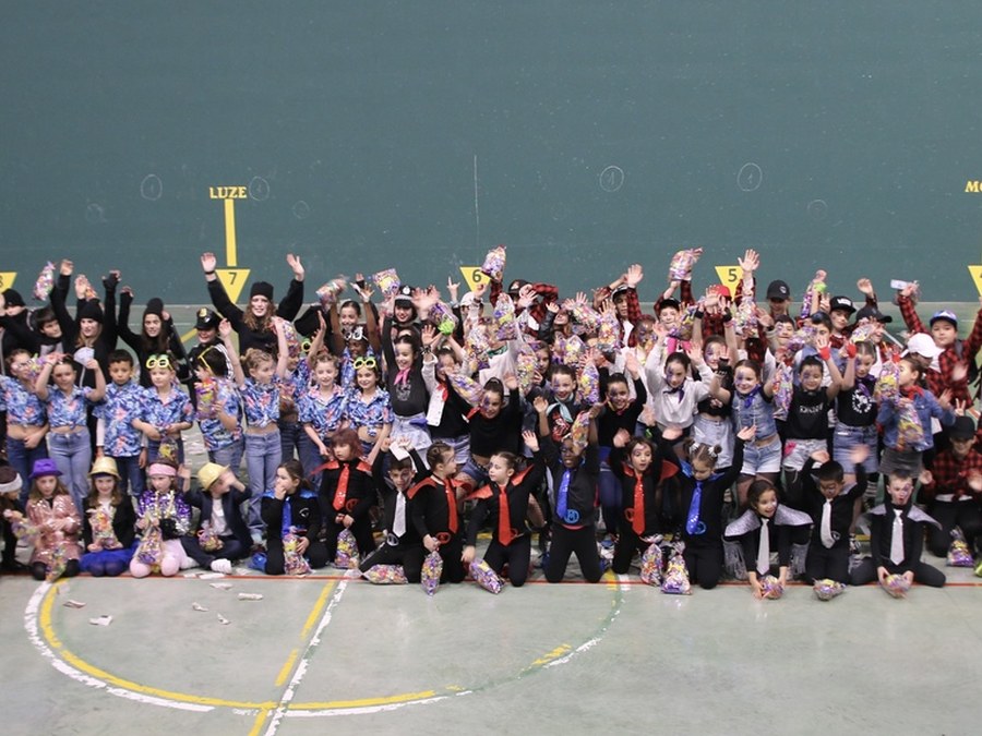 Gran participación en la exhibición de bailes del martes de carnaval