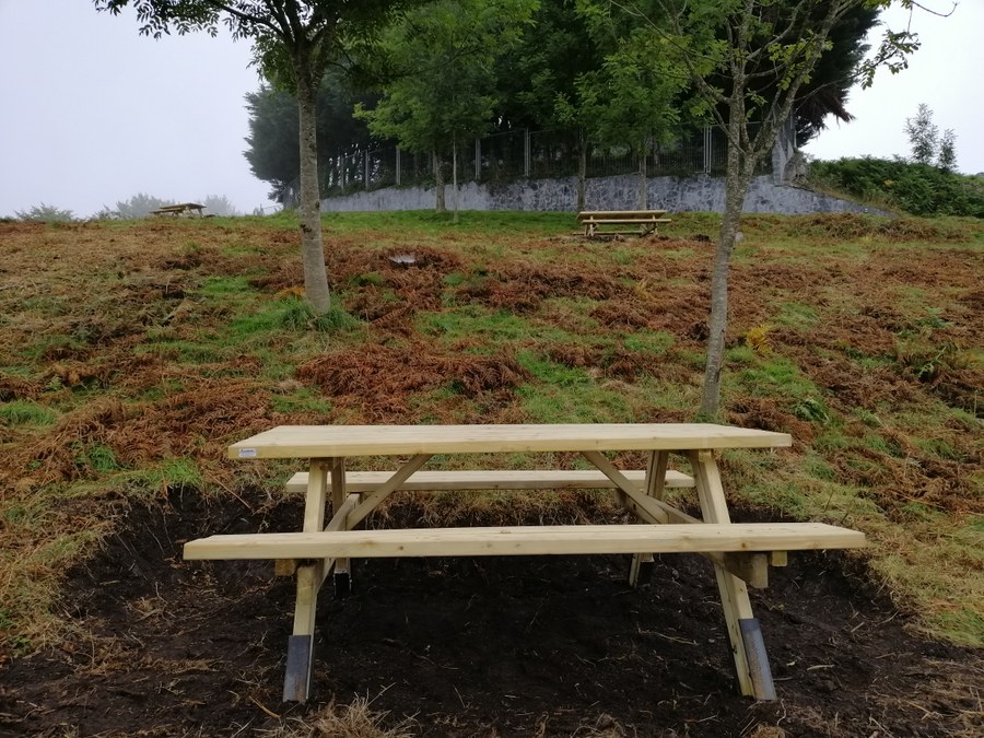 Instalación de nuevas mesas y toboganes