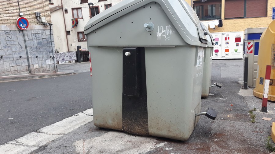 Instalación de pedales en los contenedores