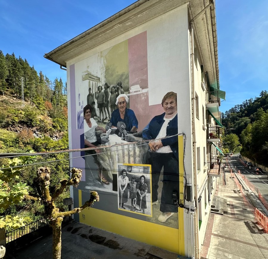 La artista Udane Juaristi, "Udatxo", ha realizado un segundo mural en Txurruken, esta vez relacionado con la vida del barrio