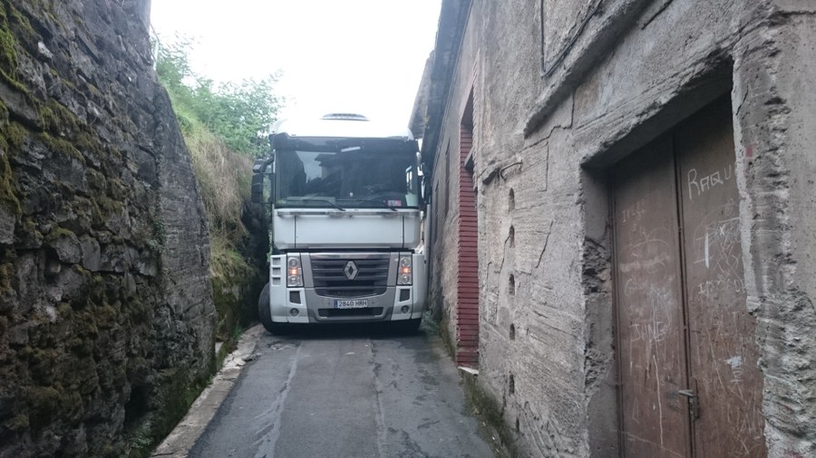 Camión atascado en la cuesta de Olea