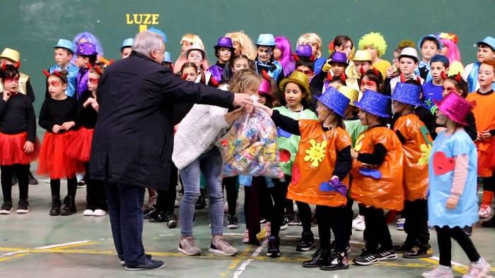 La exhibición de bailes de carnaval vuelve a ser multitudinaria