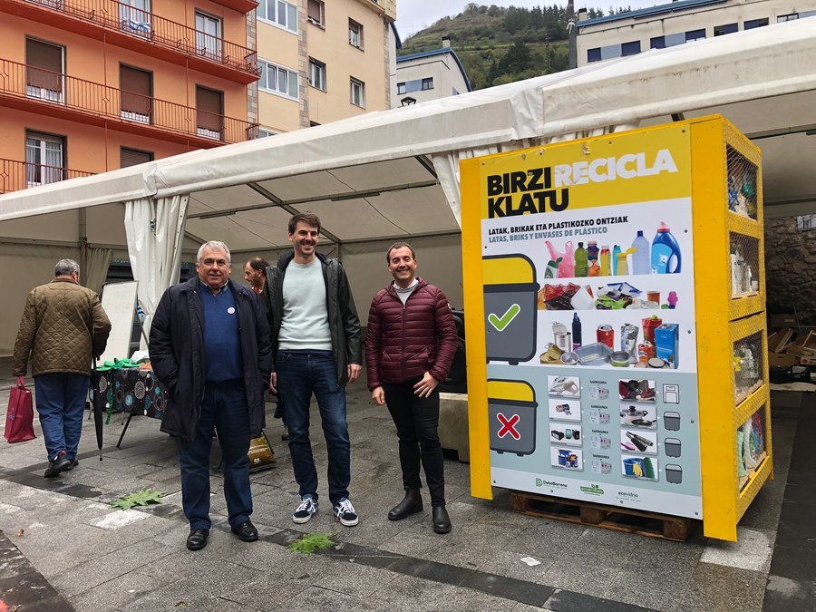 La Mancomunidad realiza una caracterización de un contenedor de fracción resto en Soraluze