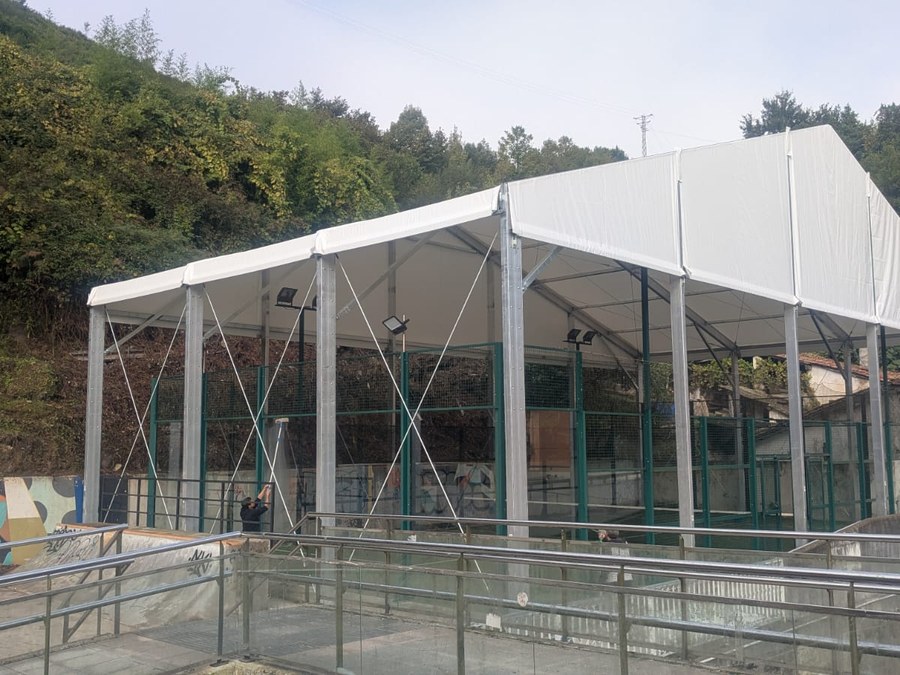 La pista de pádel ya está cubierta y se puede utilizar