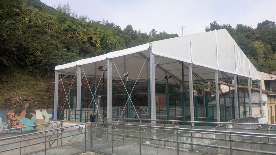 La pista de pádel ya está cubierta y se puede utilizar La pista de pádel ya está cubierta y se puede utilizar