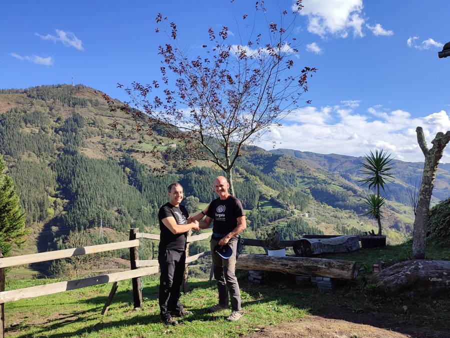 La residencia de ancianos de la Merced y Fundación Lurgaia firman un convenio para conservar el bosque