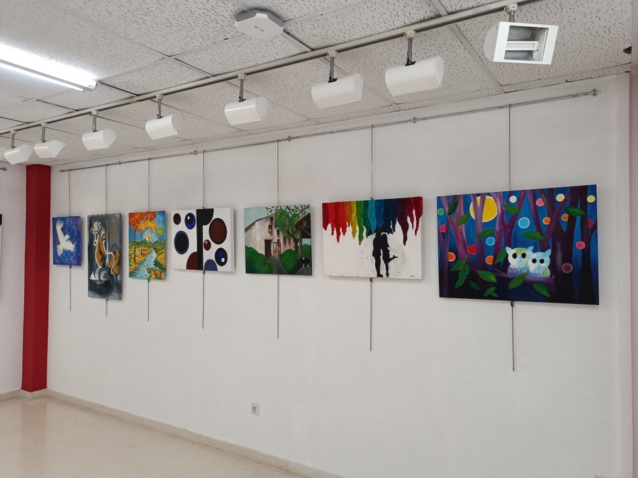 La sala de exposiciones acoge las obras del alumnado de la escuela de pintura Krabelin