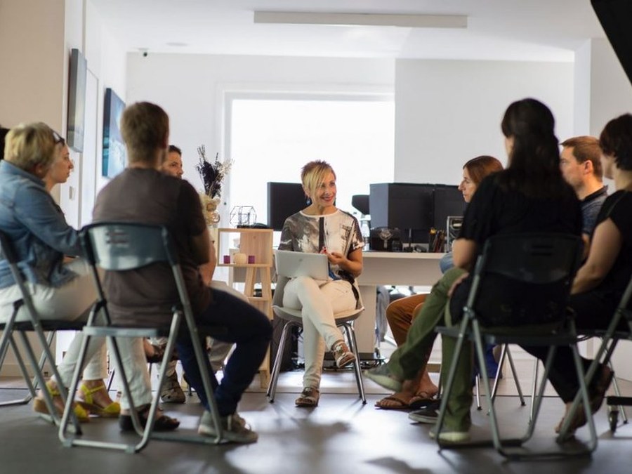 Las asociaciones de padres y madres Katamarran, Atxolin y Keixeta volverán a organizar una Escuela de Padres y Madres para el curso 2026-2027