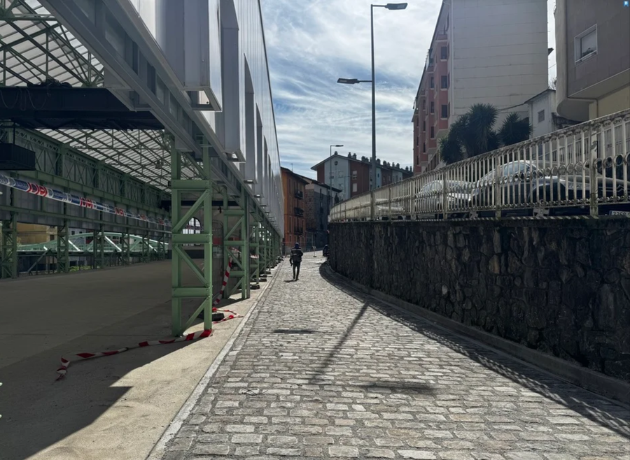 Las obras de reposición de los adoquines entre SAPA y Baltegieta 22 han concluido y el paso se abrirá mañana para peatones y vehículos