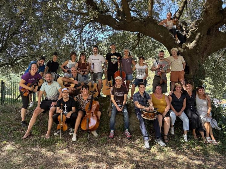 Las y los músicos de "Soralfolk" y la companía de bailes "Urrats" actuarán el domingo, 26 de octubre