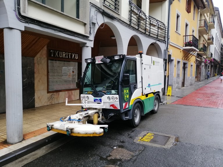 Limpieza especial de aceras en agosto