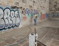 Los trabajadores están estos días realizando labores de limpieza de varias pintadas en el casco urbano, tal y como preveían los presupuestos municipales de 2025