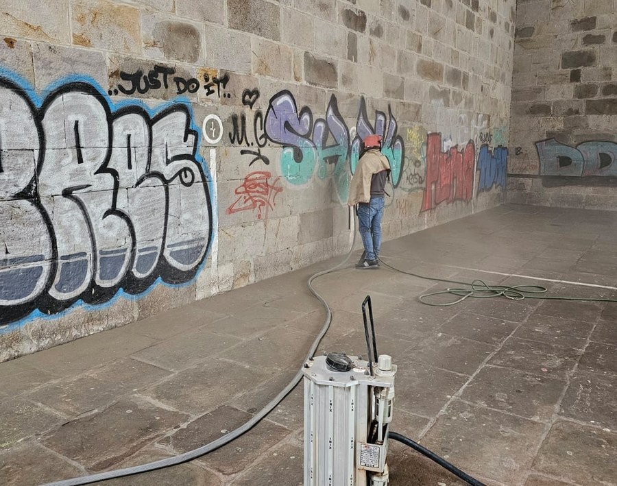 Los trabajadores están estos días realizando labores de limpieza de varias pintadas en el casco urbano, tal y como preveían los presupuestos municipales de 2025 Los trabajadores están estos días realizando labores de limpieza de varias pintadas en el casco urbano, tal y como preveían los presupuestos municipales de 2025