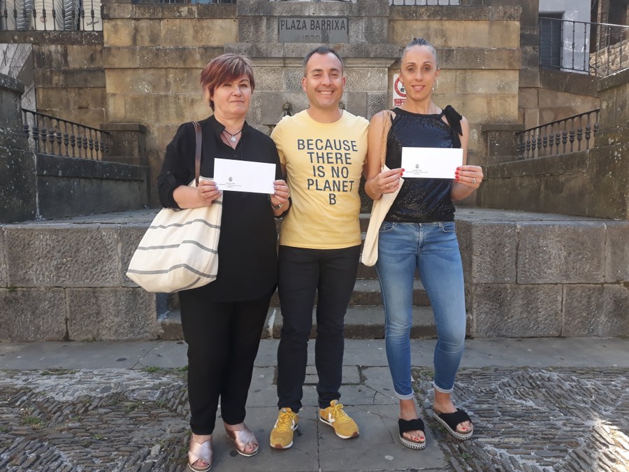 María Lourdes Vázquez e Imielda Jesús Mateo ganan el concurso de flores de este año