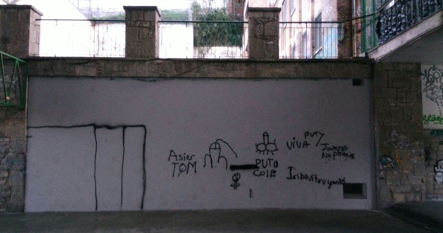 Nuevas pintadas en el frontón Nuevas pintadas en el frontón