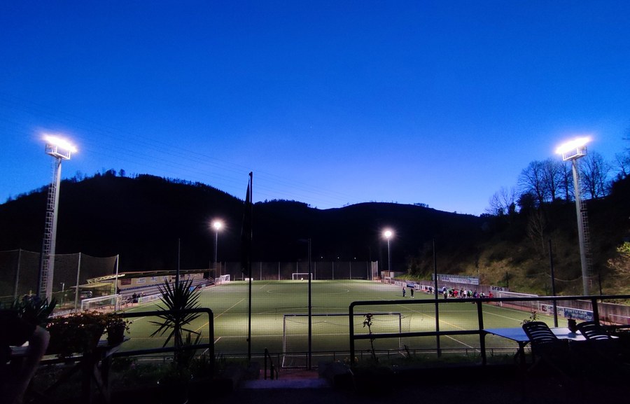 Nuevo sistema de iluminación para el campo de fútbol de Ezozia