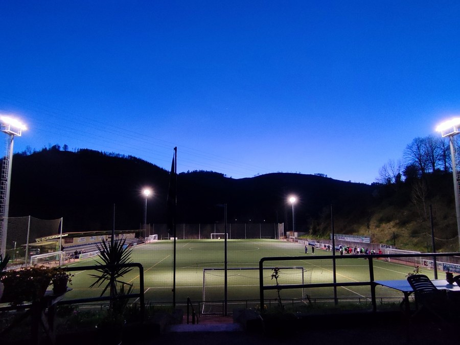 Nuevo sistema de iluminación para el campo de fútbol de Ezozia