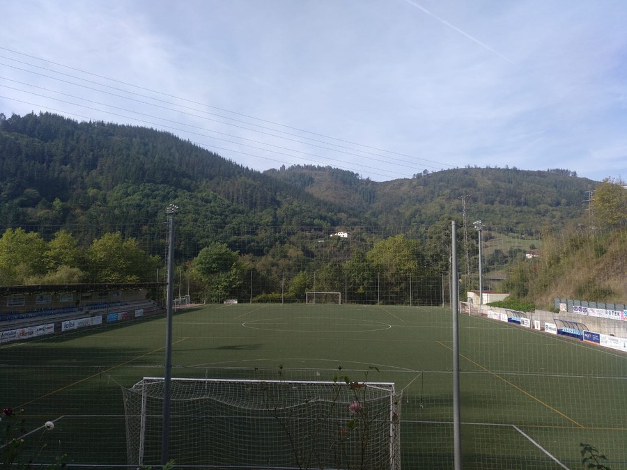Obras de renovación del alumbrado del campo de fútbol de Ezozia