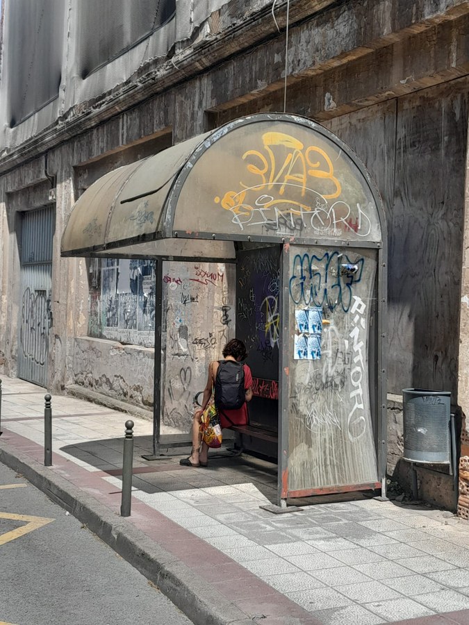 Operarios de la brigada municipal cambiarán esta semana varias marquesinas del casco urbano