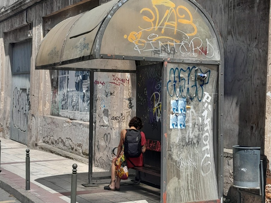 Operarios de la brigada municipal cambiarán esta semana varias marquesinas del casco urbano