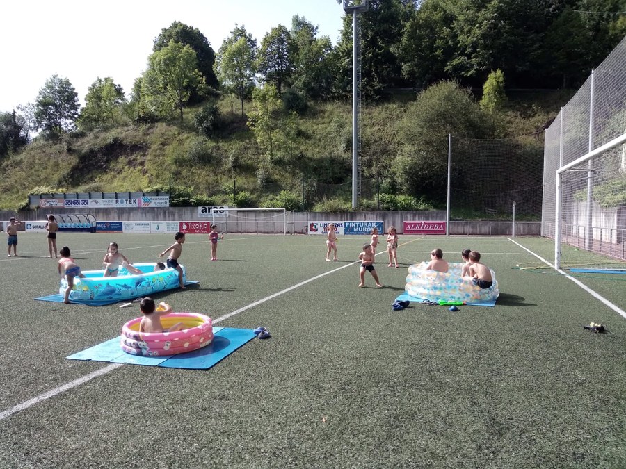 Parque de agua en el campo de fútbol