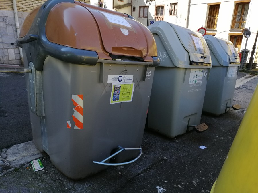 Pedales en los contenedores marrones Pedales en los contenedores marrones